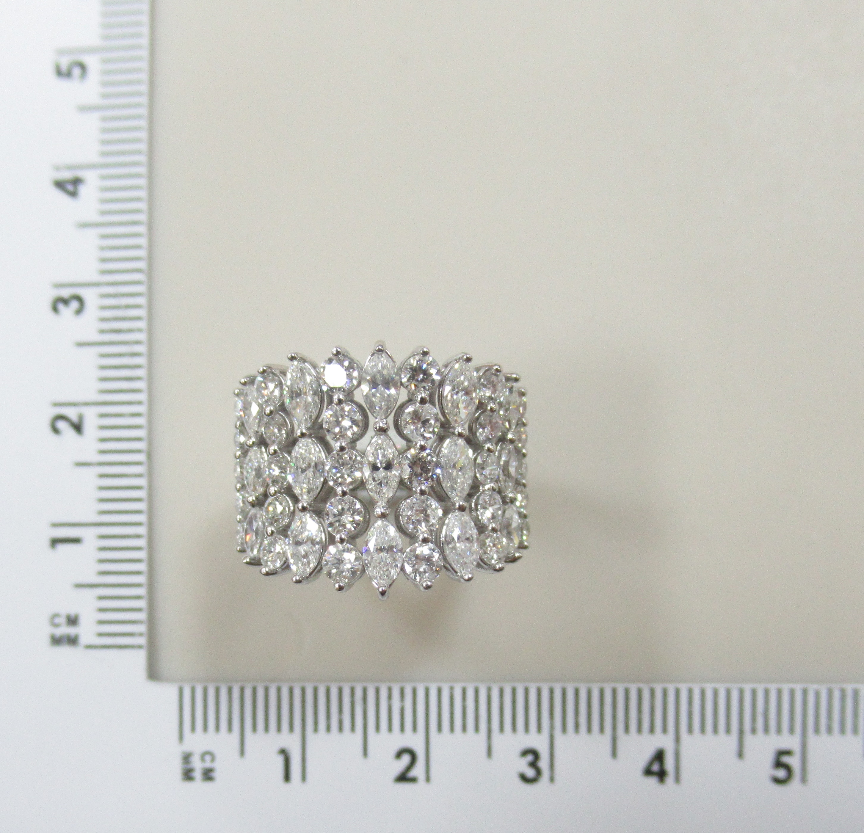 Кольцо из белого золота с бриллиантами